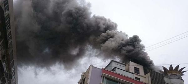 昆明一溫泉浴場廚房起火油煙管道爆燃，飛濺玻璃劃傷路人