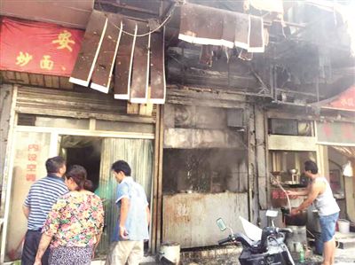 油垢不清理，飯店起火引燃排煙管